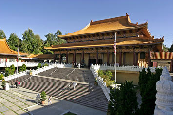 Lightmatter_Hsi_Lai_Temple_4 (1).jpg